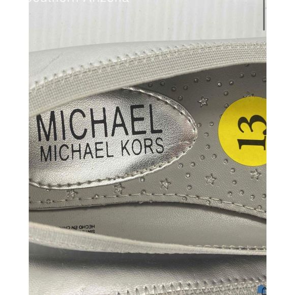 Michael by Michael Kors Girls sz 13 Olympia Silver Flats - Picture 4 of 7